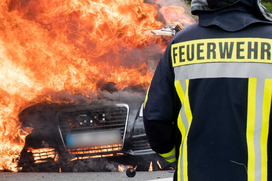 Als die Feuerwehr eintraf stand der Wagen in Vollbrand (Symbolbild).
