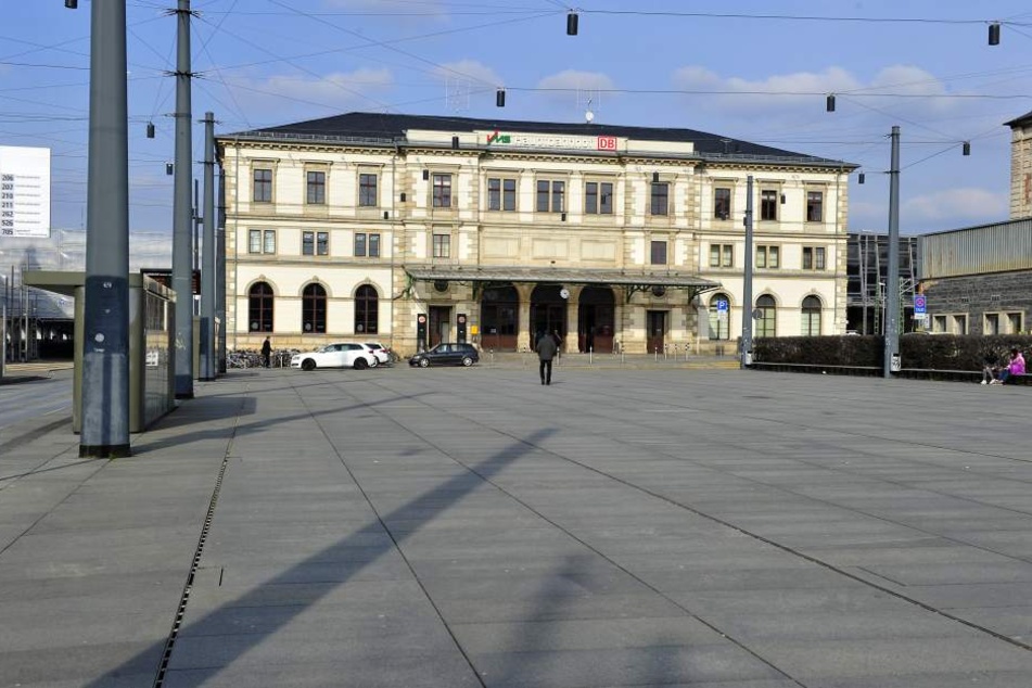 Der Mann hatte im Bahnhof wahllos auf mehrere Leute eingeschlagen.