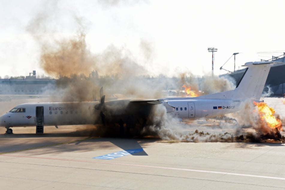 Das passiert, wenn ein Hubschrauber auf ein Flugzeug stürzt.