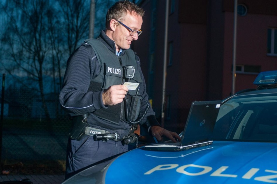 Sven Levora kontrolliert einen Ausweis.