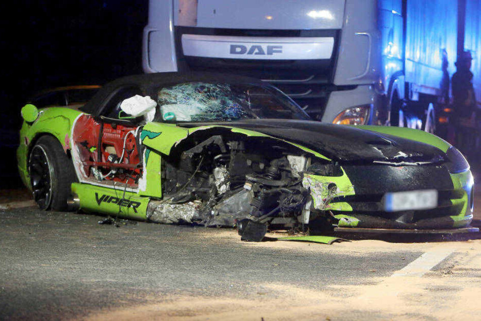 Bei einem Überholmanöver war die Fahrt außer Kontrolle geraten. Der Wagen kollidierte abwechselnd mit einem Sattelzug und einem Lichtmasten.
