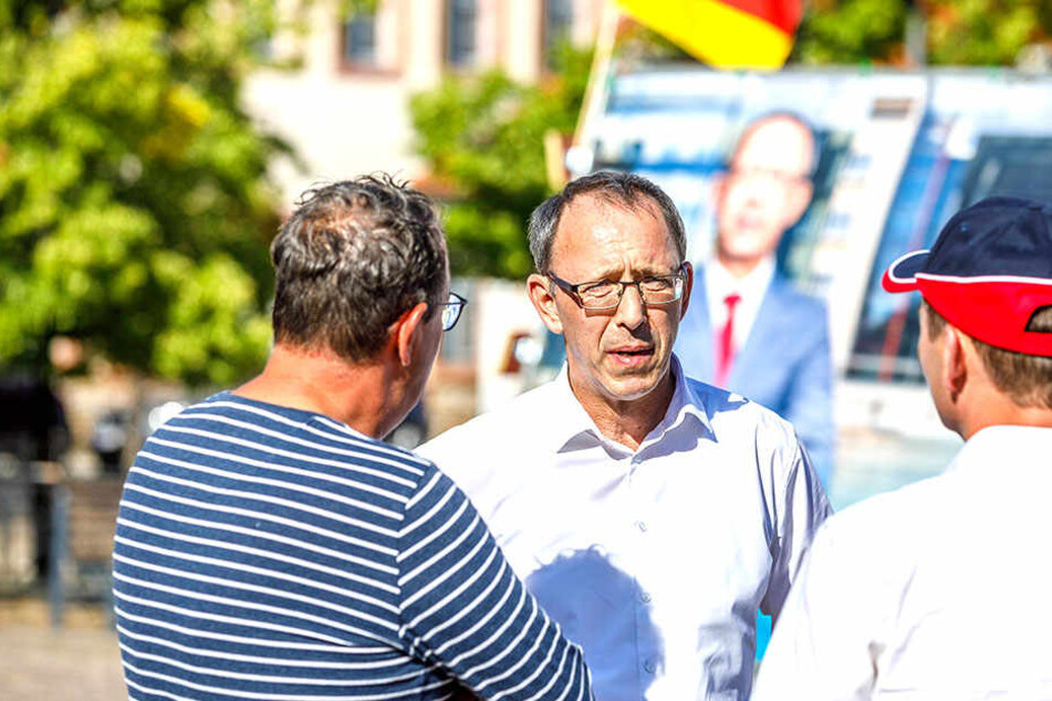 Jörg Urban (54, M.) mit Helfern auf dem Marktplatz in Grimma. Ein anderer Markttermin an diesem Tag musste aus Sicherheitsgründen abgesagt werden.
