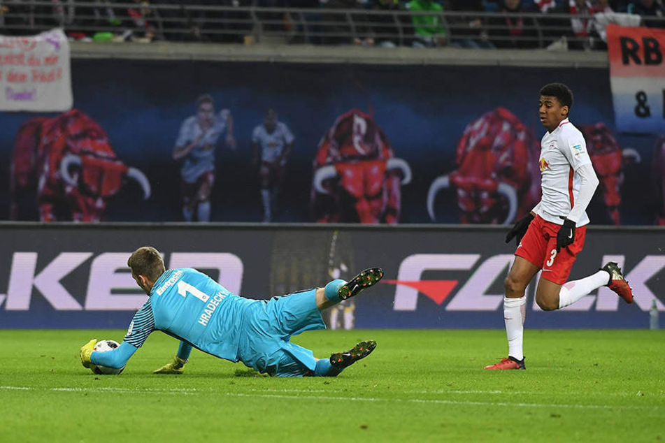 Der Moment, der die Partie entschied. Frankfurts Keeper Hradecky geht außerhalb des Strafraums mit der Hand zum Ball.
