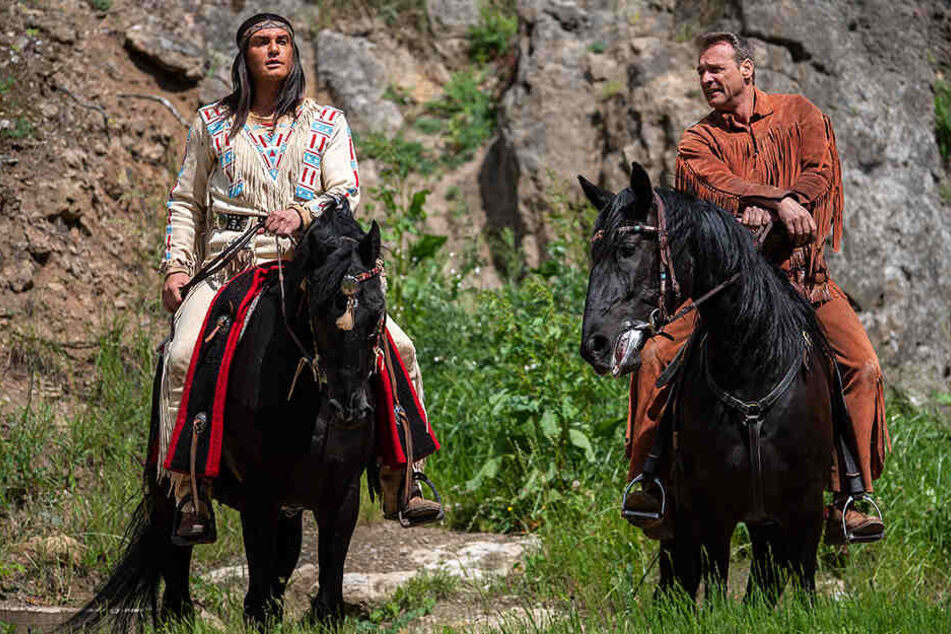Kai Noll (rechts) als Old Shatterhand,und Jean-Marc Birkholz als Winnetou (links) während der Pressevorführung.
