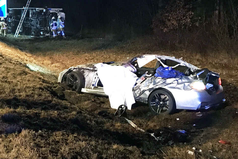 Das Dach des Sportwagens wurde abgerissen, der Fahrer konnte nur noch tot geborgen werden.
