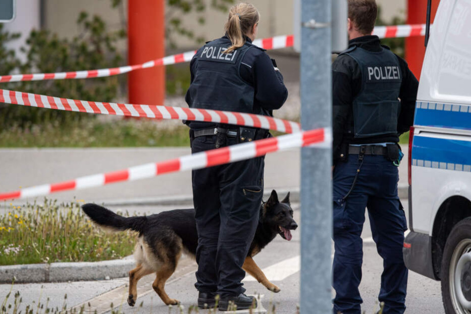 Die Polizei hat das Einkaufszentrum in Holzkirchen mit Hunden durchsucht.