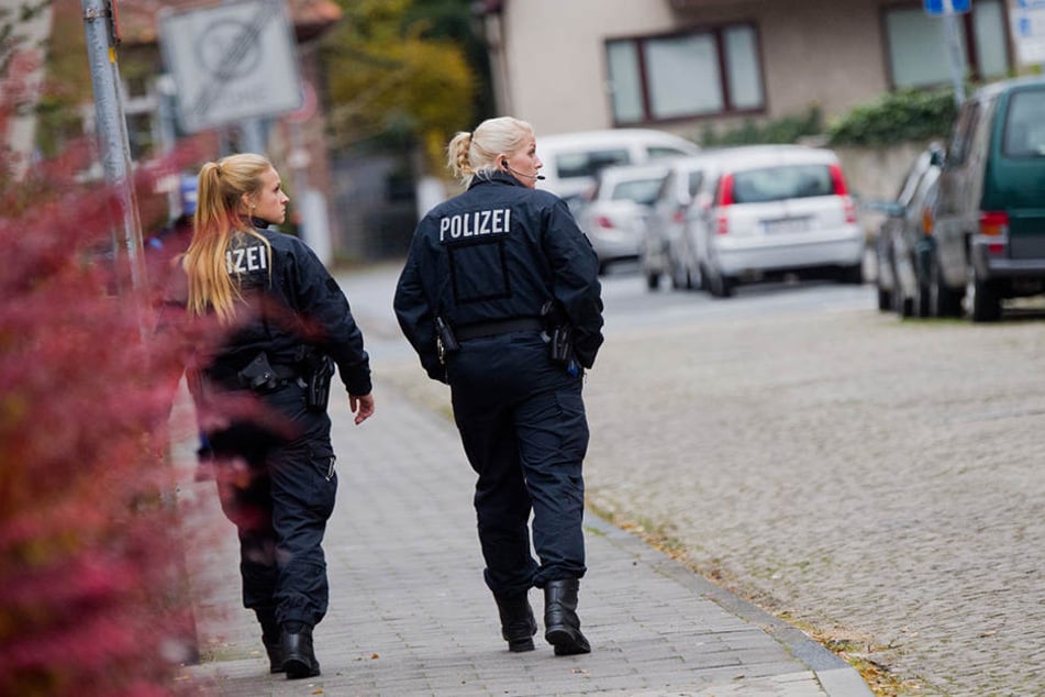In dieser Straße wurde die Frau an ein Auto gebunden und mitgeschleift.