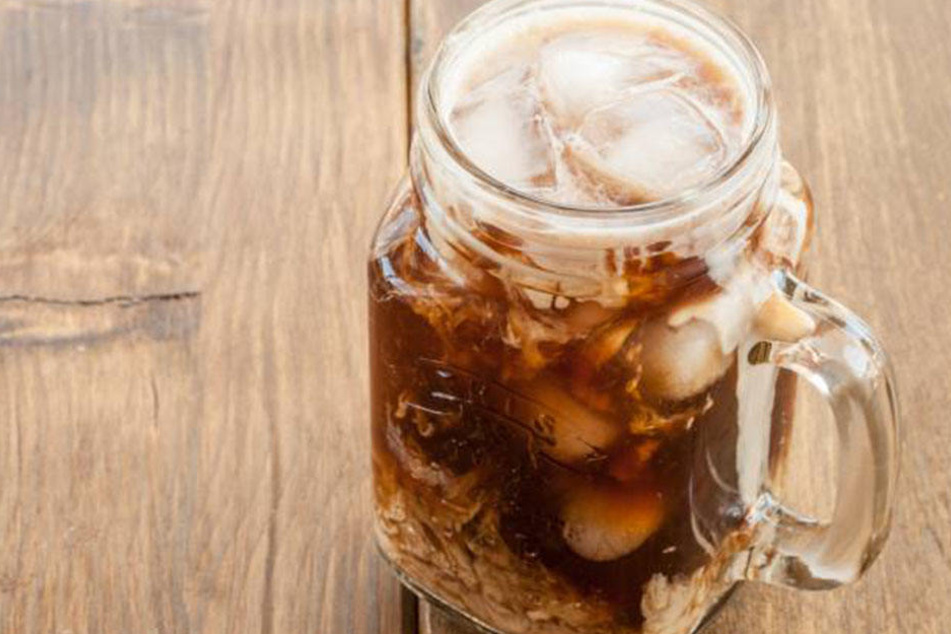 Ein großer Becher vom Arschtritt-Kaffee kostet umgerechnet elf Euro und hält bis zu 18 Stunden wach.