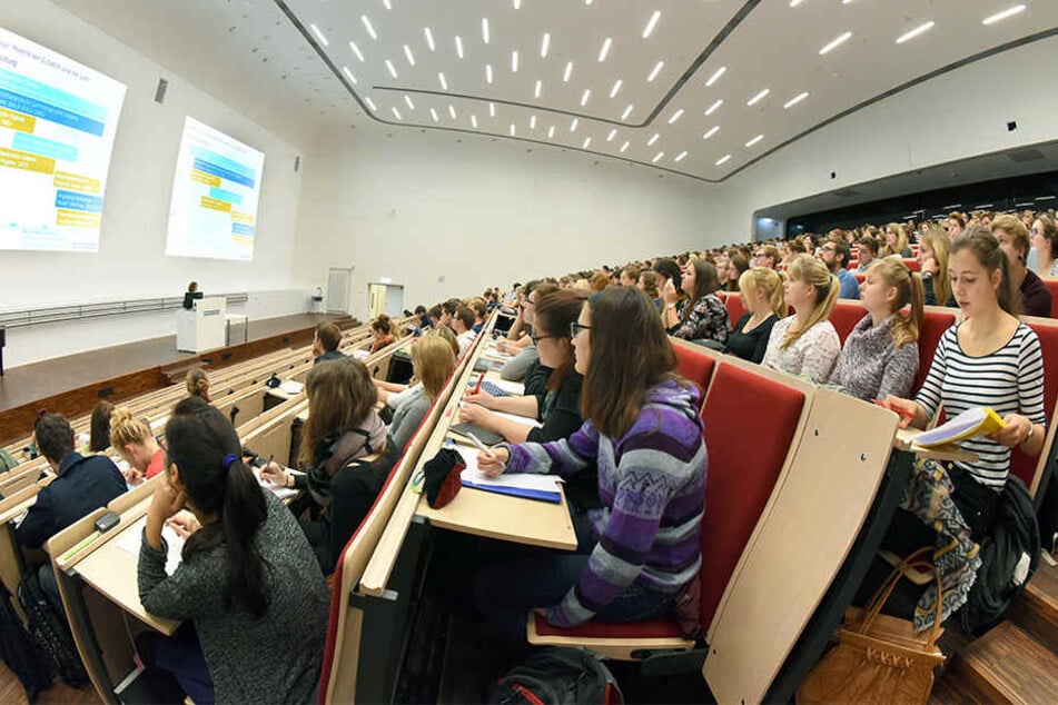 Ein Hörsaal der Uni Leipzig. Die Alma Mater muss künftig einen Teil ihrer Studenten zur Kasse bitten. (Archivbild)