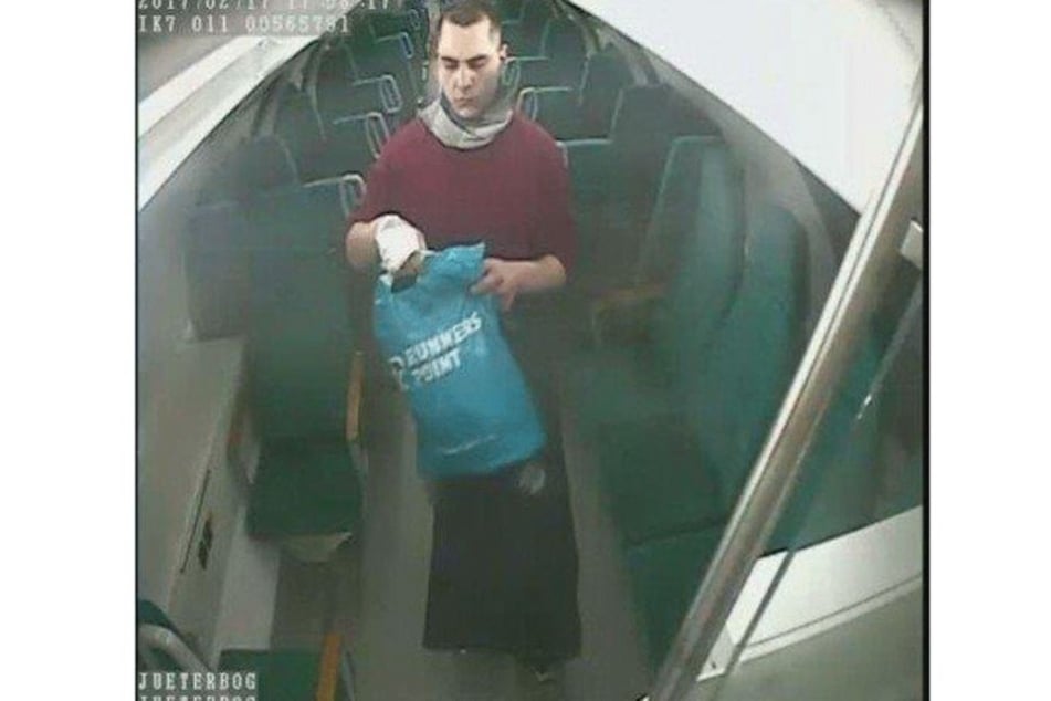 Dieser Mann steht unter Verdacht, in einer Regionalbahn gezündelt zu haben.