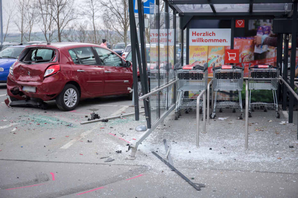 Ein Renault wurde in einen Einkaufswagen-Unterstand geschoben.