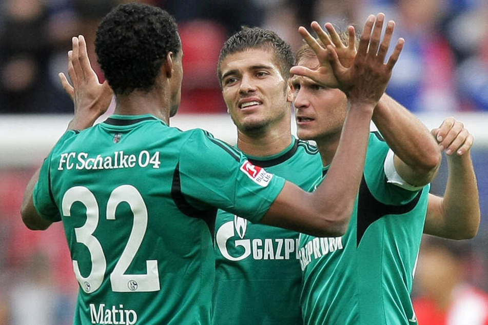 Roman Neustädter (M.) spielte insgesamt vier Jahre mit Benedikt Höwedes (r.) zusammen beim FC Schalke 04.