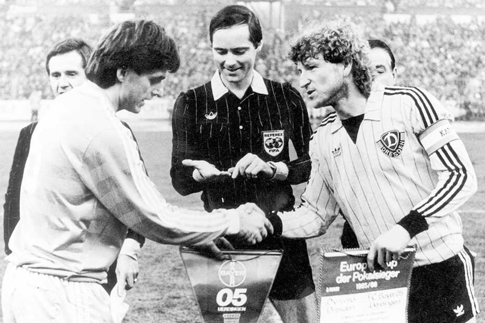 Ein geschichtsträchtiges Foto vom 5. März 1986: "Dixie" Dörner (r.) und Uerdingens Kapitän Matthias Herget beim Wimpeltausch vor dem Anstoß des Viertelfinals im UEFA-Pokal zwischen Dynamo und Bayer. Dresden gewann das Hinspiel 2:0, verlor zwei Wochen spät