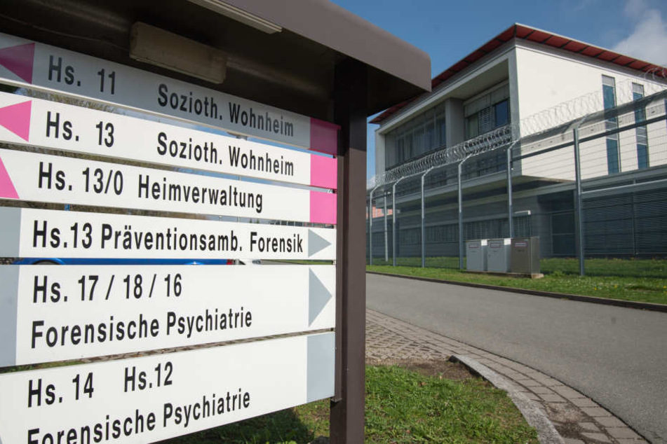 Ein Schild weist den Weg zur Präventionsambulanz in Ansbach.