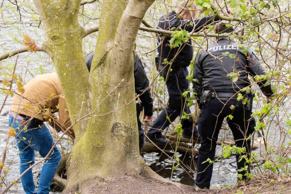 Die Polizei sucht am See nach Spuren. (Symbolfoto)