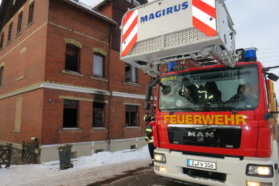 Das Feuer war in der Erdgeschosswohnung ausgebrochen.