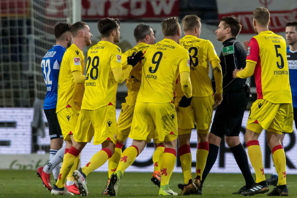 Schiedsrichter Tobias Reichel machte sich das Leben in Bielefeld selbst schwer.