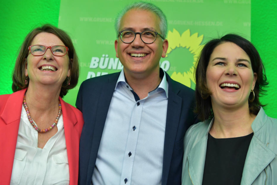 Tarek Al-Wazir (Bündnis90/Die Grünen), Priska Hinz (Bündnis90/Die Grünen) und Annalena Baerbock, Bundesvorsitzende der Grünen, freuen sich nach Bekanntgabe der Hochrechnungen zur Landtagswahl.