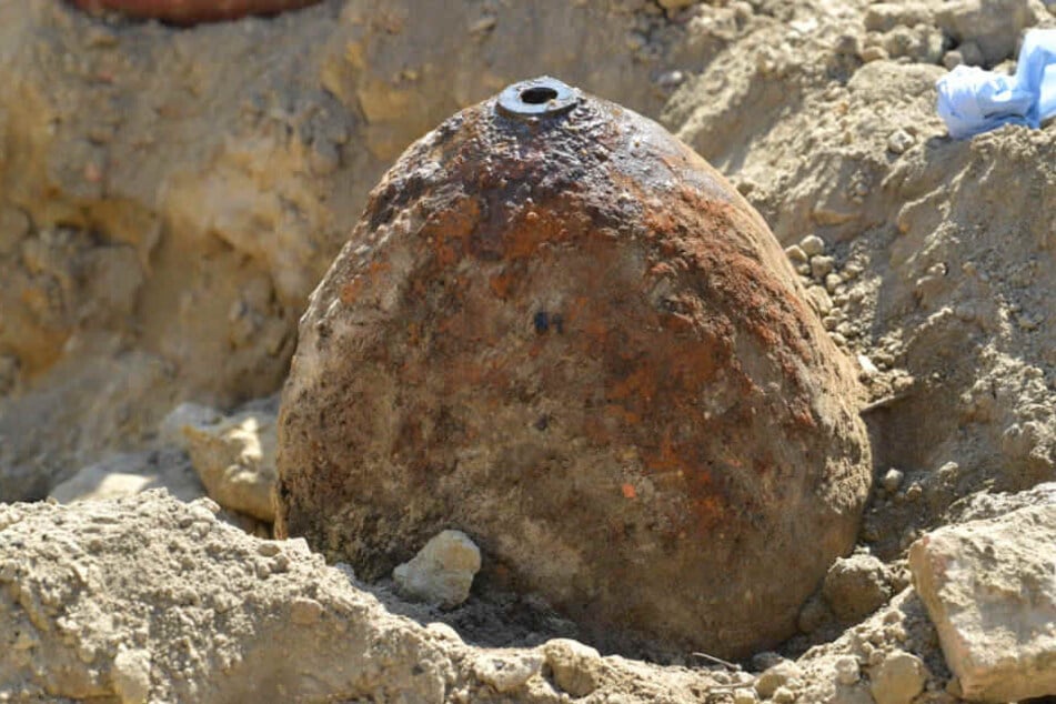 Die Bombe wurde bei Erdarbeiten in einer Baugrube entdeckt. Der Zünder ist noch intakt (Symbolbild).