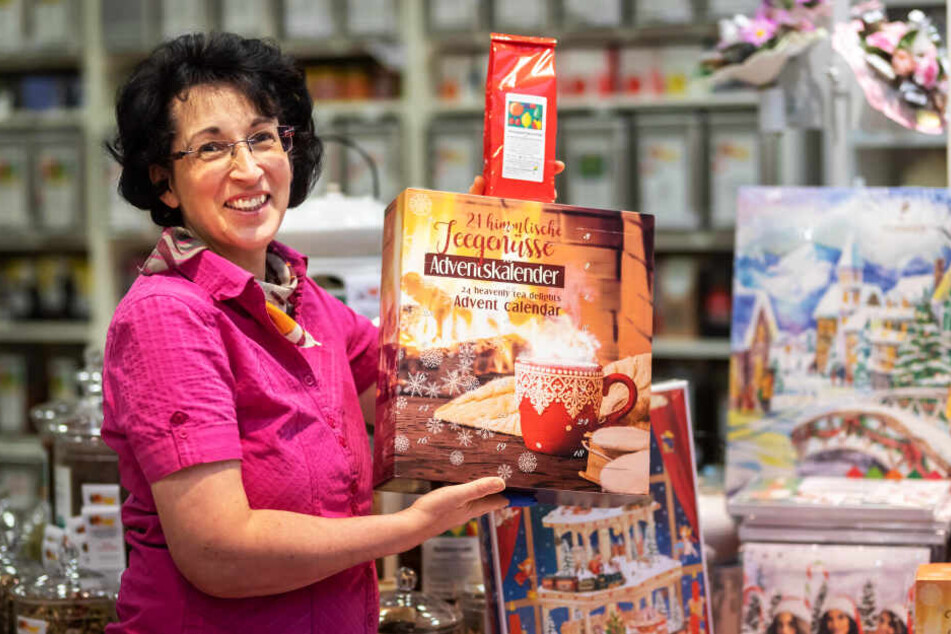 Jana Döll (49), Inhaberin der "Döll Confiserie & Spezialitäten", präsentiert einen rabattierten Adventskalender und die Teesorte "Knusperhäuschen".