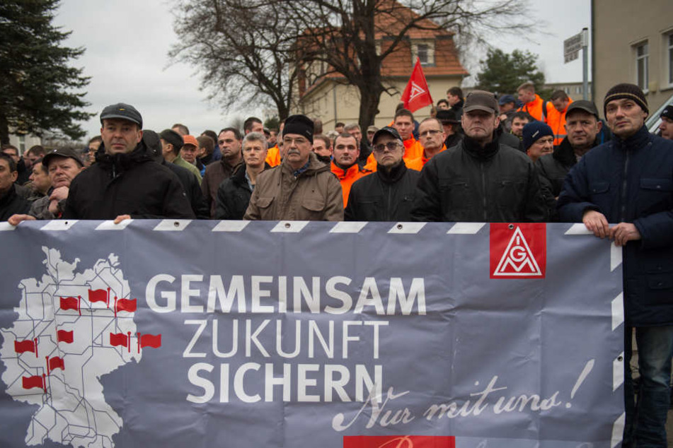 Seit Monaten ein gewohntes Bild - Beschäftigte von Bombardier in Bautzen
protestieren gegen den geplanten Stellenabbau.