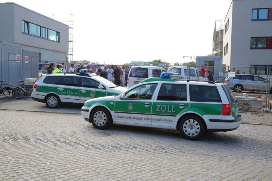Beamte der Finanzkontrolle Schwarzarbeit fuhren am Donnerstag auf der Baustelle auf der Stauffenbergallee vor.