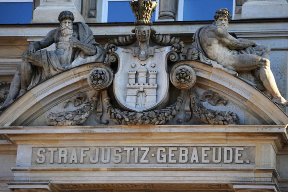 Vier Angeklagte sollen eine Frau im Oktober 2017 brutal getötet haben. Nun wird vor dem Landgericht Hamburg gegen sie verhandelt.