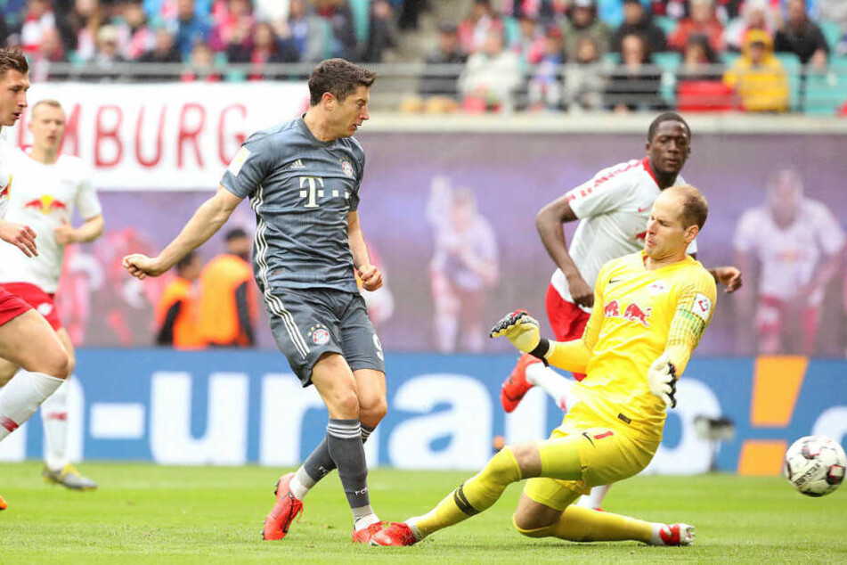 Setzte den Ball aus Abseitsposition nach einem Chip in den Strafraum neben Gulácsis Kasten: Bundesliga-Toptorjäger Robert Lewandowski.