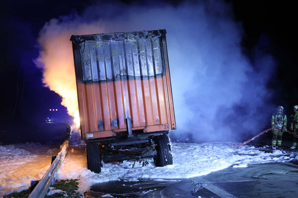 Der Lkw-Anhänger war mit Pappe beladen.