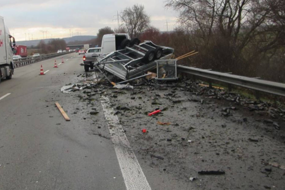 Die Fahrbahn wurde drei Stunden lang gereinigt.