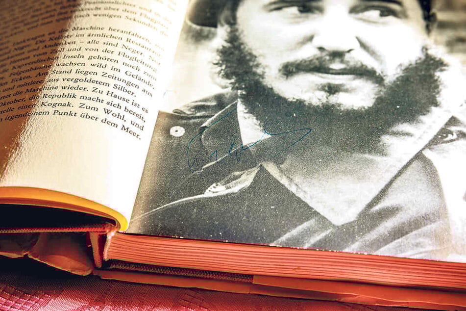 Mit blauem Füller unterschrieb Castro in dem Buch. Das Autogramm ist schwer zu erkennen, aber immer noch da.