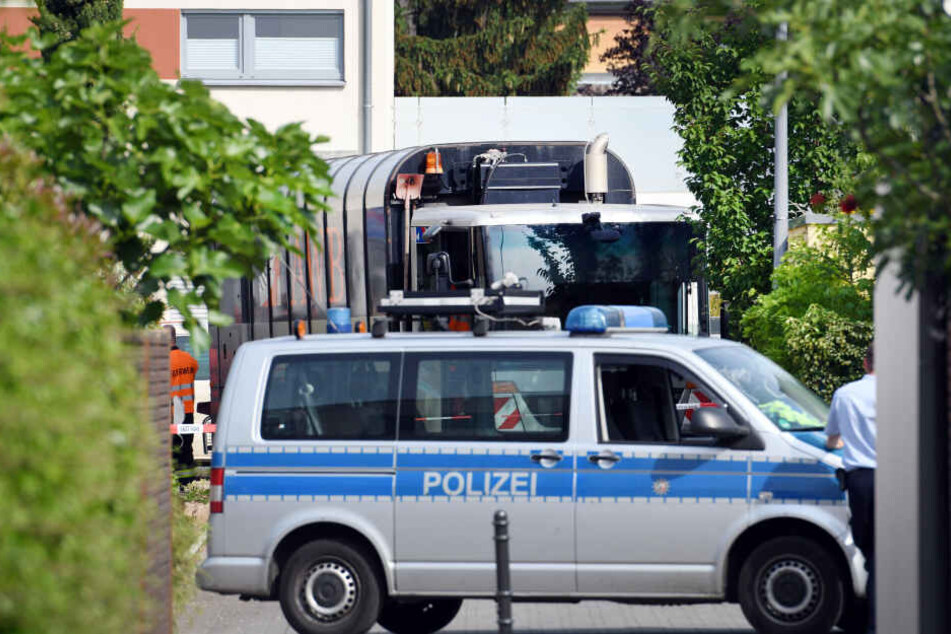 Ein Polizeifahrzeug sperrt nach dem Unfall mit einem Müllwagen eine Straße.