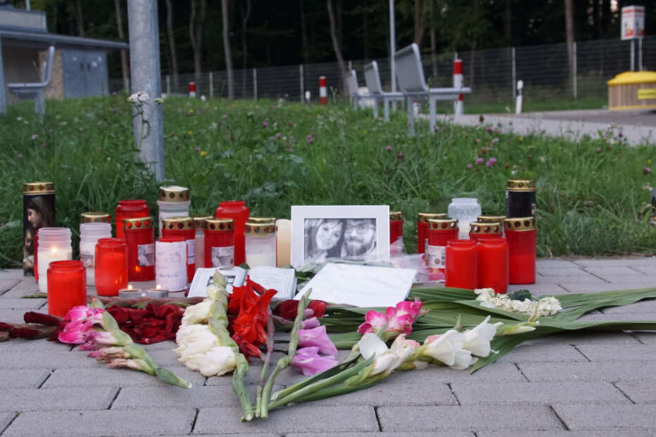 Fans legten an der Unfallstelle Blumen ab.