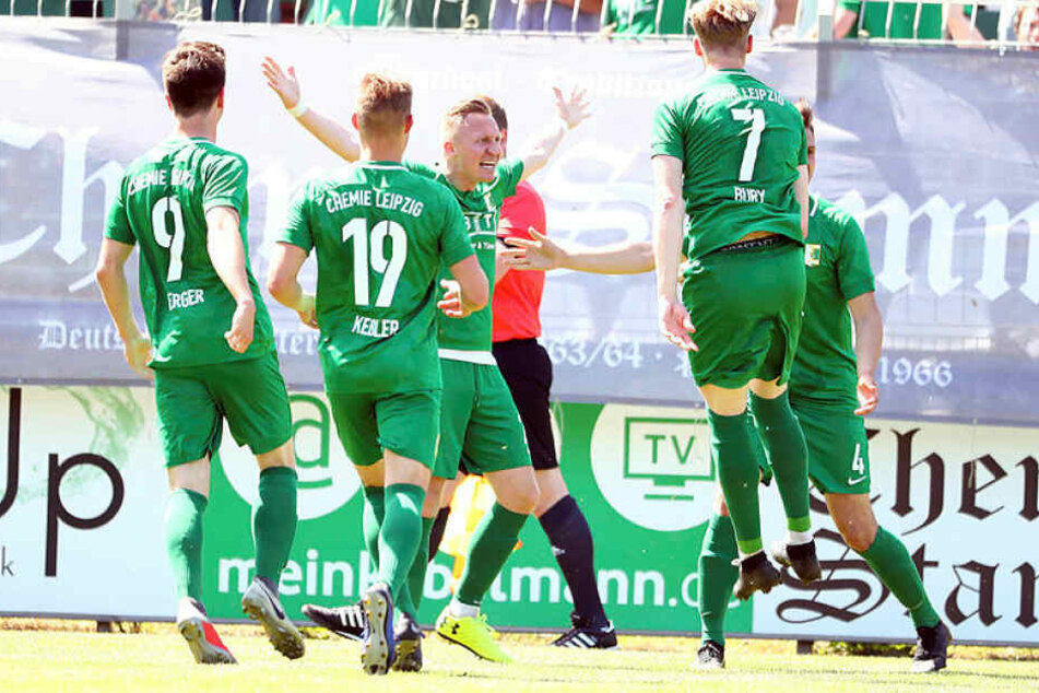 Florian Schmidt (ausgestreckte Arme) schoss die BSG nach 13 Minuten in Führung, Eric Berger (l.) legte in der zweiten Halbzeit nach.