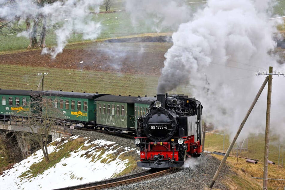 Rund eine viertel Million Passagiere im Jahr: Die Fichtelbergbahn dampft, und dampft, und dampft ....