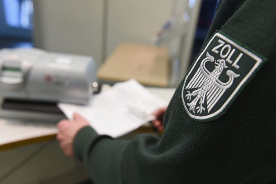 Ein Zollbeamter sitzt an einem Schreibtisch. (Symbolbild)
