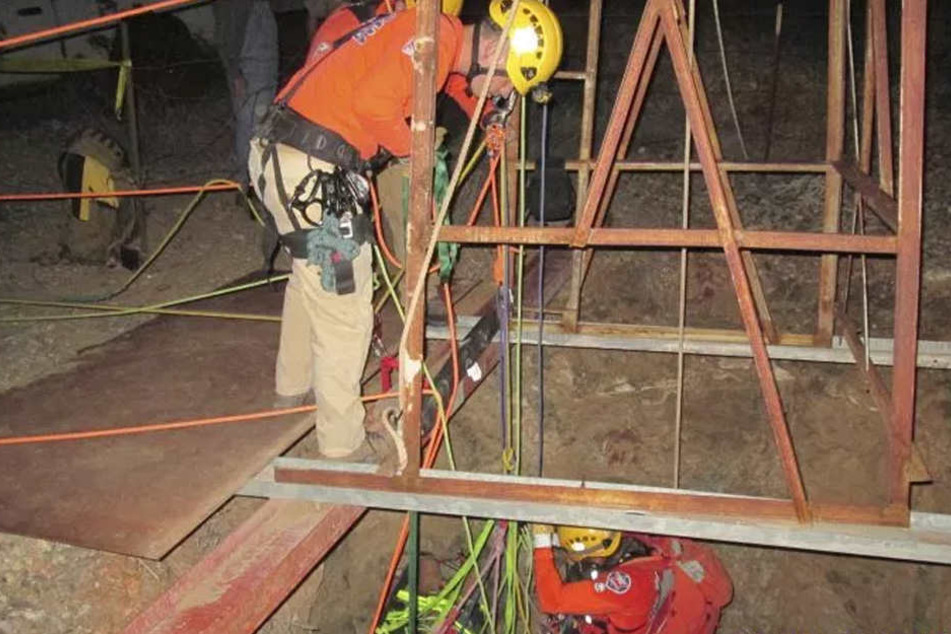 Rettungskräfte bergen den verletzten 60-Jährigen aus der Mine.