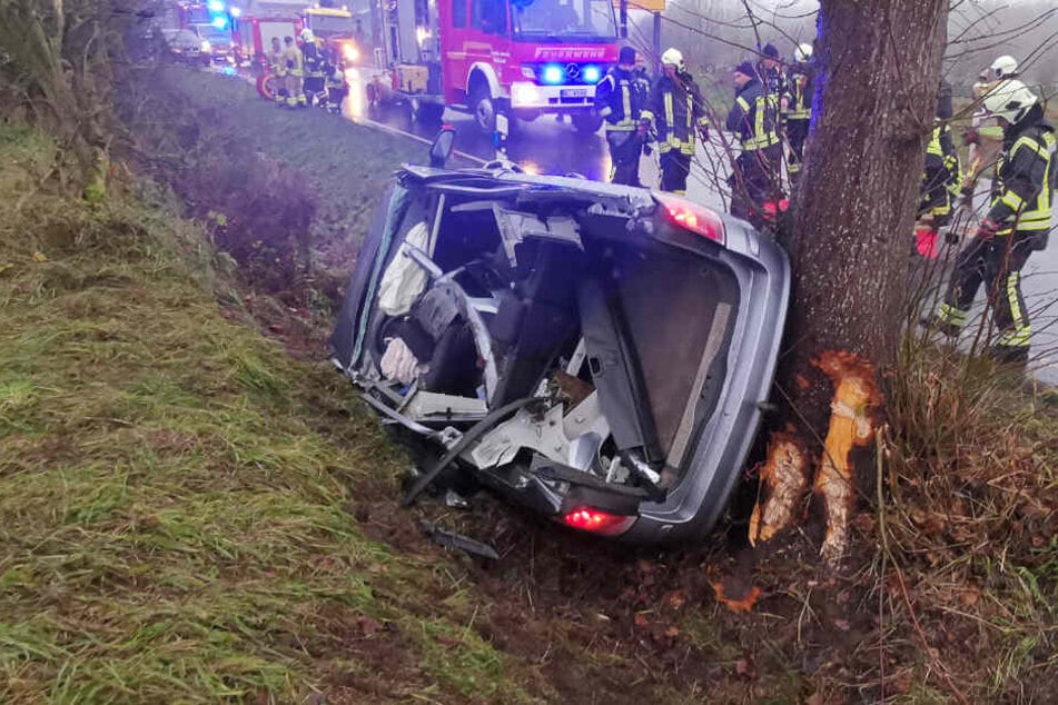 Das Auto wurde bei den Unfall stark beschädigt.