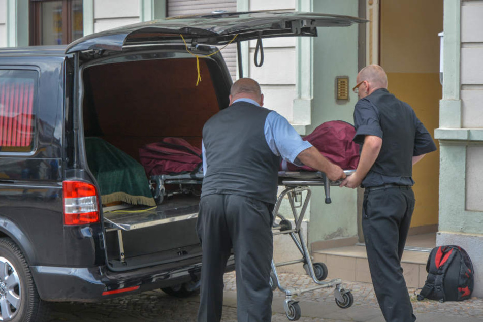 Bestatter transportierten am Mittwoch die Leiche des Mannes aus einer Obdachlosenunterkunft in Burg bei Magdeburg ab.