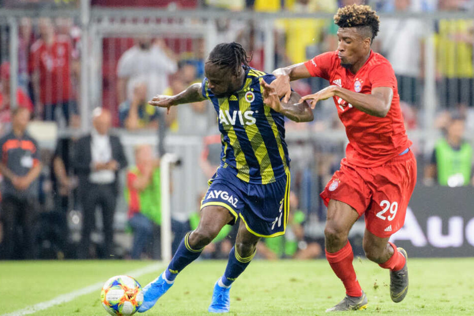 Victor Moses von Istanbul (l) und Kingsley Coman vom FC Bayern München im Zweikampf.