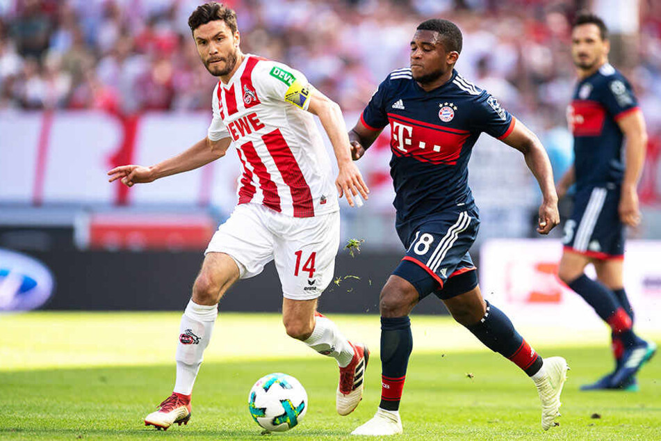 Ein weiterer Nachwuchsspieler, der dem FC Bayern München die Treue hält: Franck Evina ()r.), hier im Duell mit Kölns Jonas Hector.