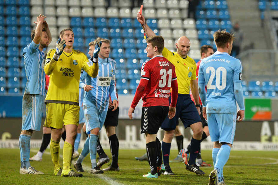 Die Spiele gegen seinen Ex-Club Großaspach stehen für Kevin Kunz unter keinem guten Stern. Hier sieht er die Rote Karte.
