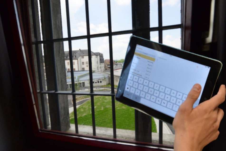 35 Berliner Häftlinge kriegen jetzt Tablets zur Verfügung gestellt. (Bildmontage)
