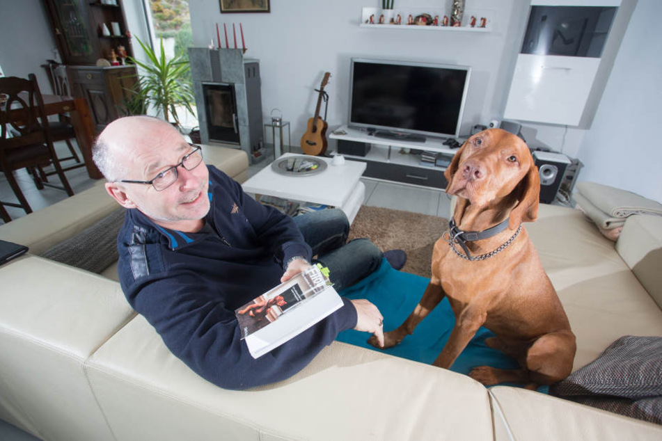 Hundetrainer Olaf Ahlers (52) hat ein Buch über seinen Hund "Filou" geschrieben - und über seine eigene Angst vor Hunden.