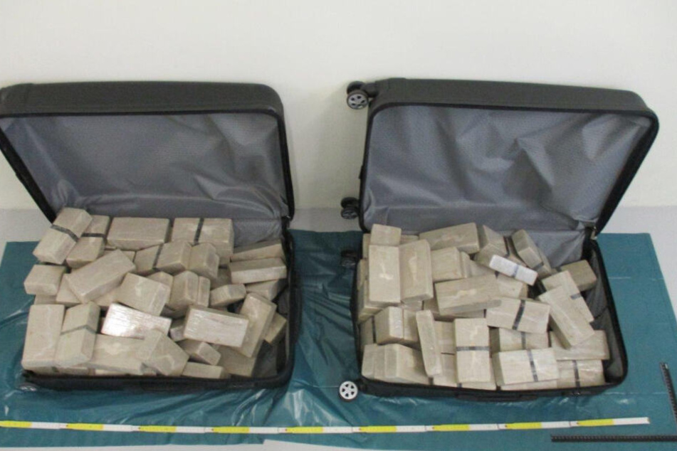 Zwei Diplomatenkoffer mit insgesamt 70 Kilo Heroin fanden Fahnder im Kofferraum des Diplomaten-Benz im Mai 2019.