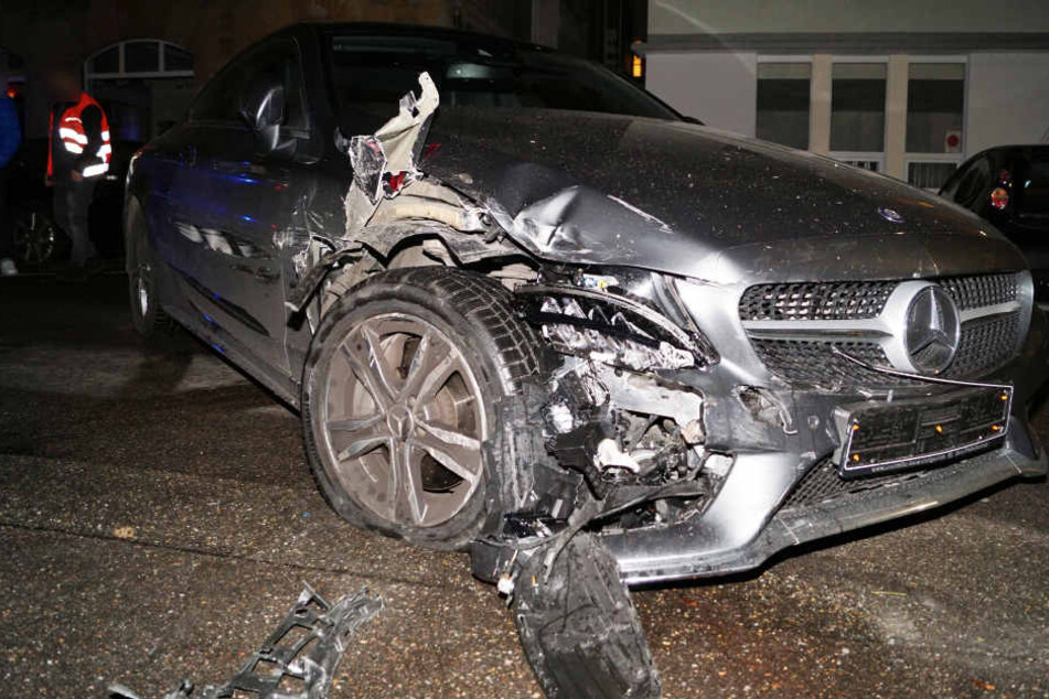 Das Wrack des Mercedes. Der 72-jährige Fahrer hatte mehrere Autos und einen entgegenkommenden Wagen erwischt.