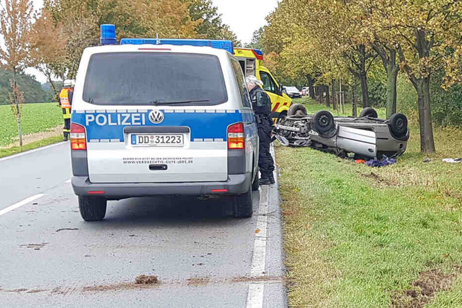 Polizei und Feuerwehr vor Ort auf der S100.