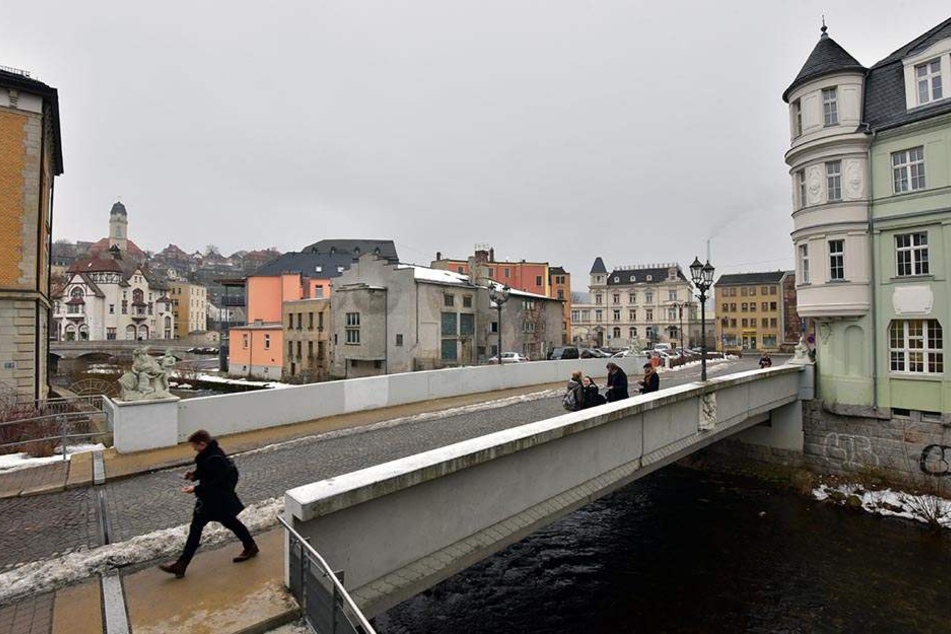 An dieser Brücke in Aue soll der Junge den Schneeball geworfen haben.