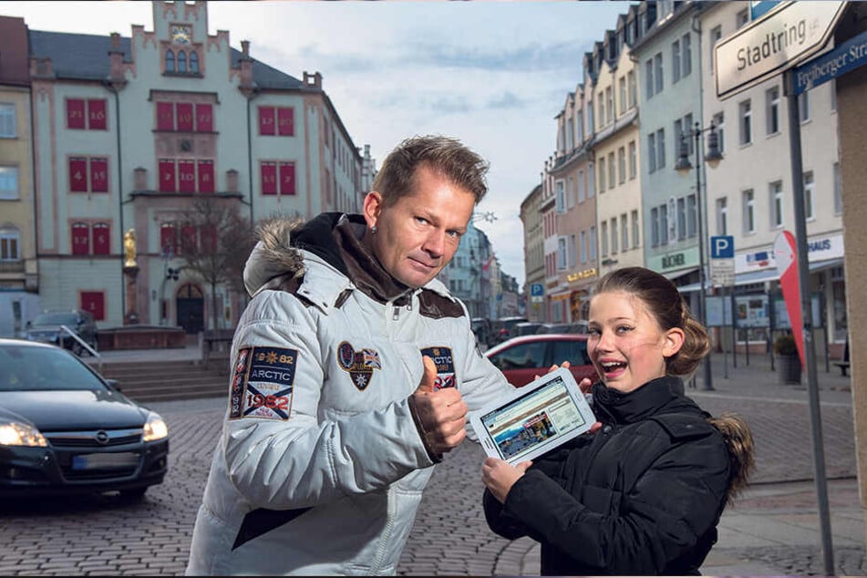 Patrick Freiherr von Ginsheim (42) und Tochter Leonie (11) können das kostenlose WLAN in Mittweida kaum erwarten.