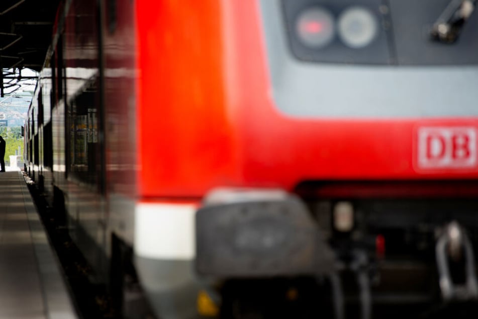 Ein Zug wartet am Gleis auf die Weiterfahrt.